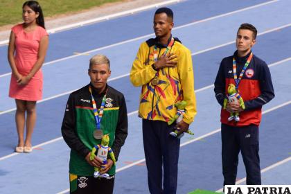 David Ninavia en el podio con la medalla de plata / Walter Challapa
