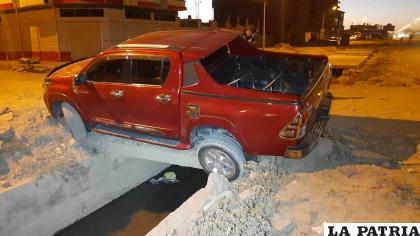 El vehículo fue abandonado tras el encunetamiento /LA PATRIA