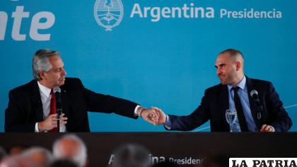 El Presidente argentino saluda a Martín Guzmán, ahora exministro de Economía /El País