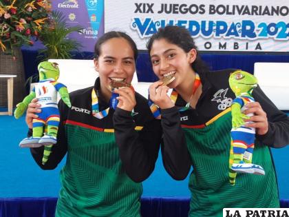 Mariana Espejo y Anahí Rocha con la medalla dorada que lograron /COB
