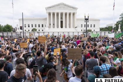 Manifestantes protestan frente a la Corte Suprema su decisión de revocar el  aborto /AP Photo/Jacquelyn Martin, File