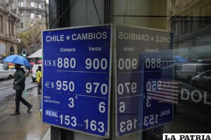 Un tablero muestra los tipos de cambio cruzados entre las monedas extranjeras y el peso chileno /AP Foto/Esteban Felix