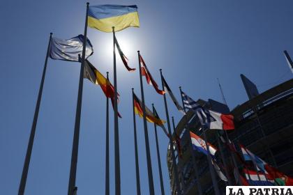 La bandera ucraniana junto con otras banderas en el Parlamento Europeo /Foto AP /Jean-Francois Badias