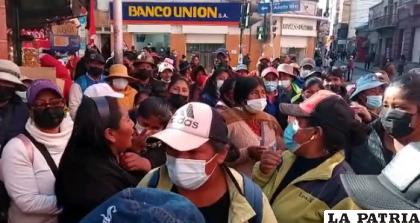 Los familiares y amigos llegaron desde Totoral y Pazña  /LA PATRIA