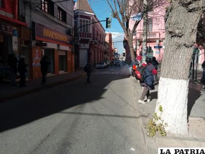 Los conocidos de Sonia llegaron y se movilizaron en la Fiscalía de Oruro para pedir investigación por feminicidio /LA PATRIA