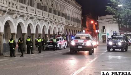 Efectivos policiales se despliegan a patrullar la ciudad /LA PATRIA