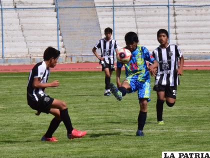 Los jugadores a la espera del inicio del torneo Sub-19 /LA PATRIA