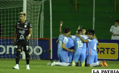 Real Santa Cruz quiere reponerse de la goleada que sufrió ante Blooming /APG
