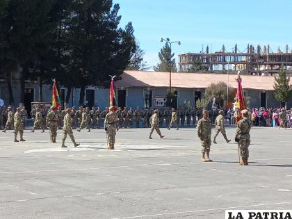 Momento en el que cada soldado hacía su juramento individual a la bandera / LA PATRIA