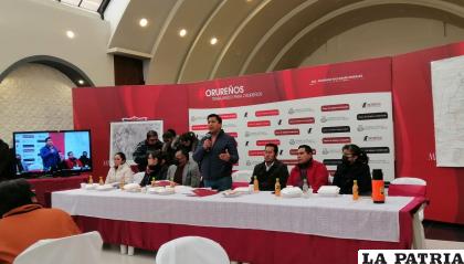 Alcalde Adhemar Wilcarani en dialogo con los periodistas / LA PATRIA

