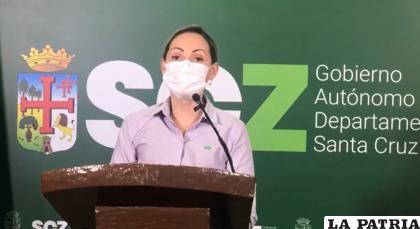 La secretaria de Gestión Institucional de la Gobernación, Cindy Cronembold, declara a los medios /ERBOL