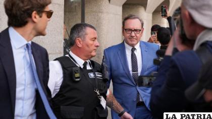 El actor Kevin Spacey abandona los juzgados en Londres, el 14 de julio de 2022 /REUTERS