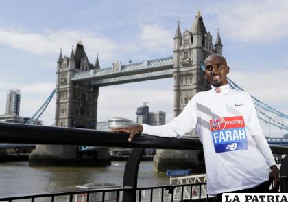 El corredor británico Mo Farah posa cerca del Tower Bridge en Londres 
/AP Foto /Kirsty Wigglesworth, FILE

