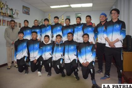 Integrantes de la selección orureña de voleibol Menores varones /LA PATRIA