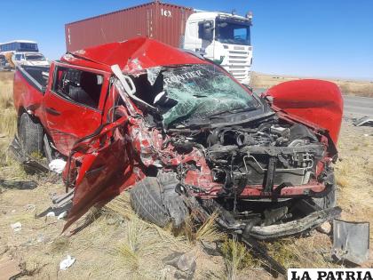La camioneta fue impactada /LA PATRIA
