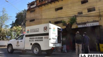 Personal de Homicidios en puertas de la cárcel de San Sebastián /Los Tiempos