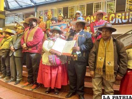El viernes una comunidad de Soracachi recibió este documento en medio de algarabía /LA PATRIA
