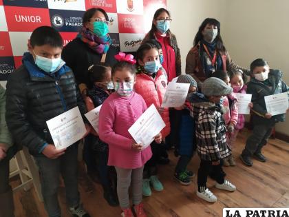 Los niños del taller “Reciclarte” en su acto de clausura /LA PATRIA