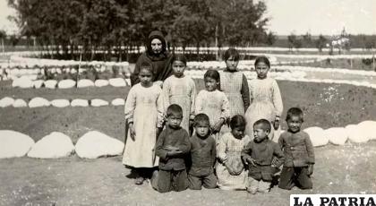 Fotografía de 1900 proporcionada por los Archivos Provinciales de Saskatchewan que muestra a una monja católica romana con estudiantes en la Escuela Residencial India St. Michael en Duck Lake /RR.SS.