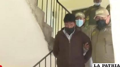 El presunto autor es escoltado por funcionarios policiales / INTERNET