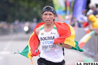 El atleta orureño con la tricolor boliviana al final de la prueba 
/Walter Challapa
