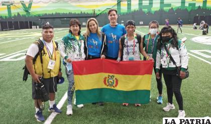 Garibay junto a varios bolivianos al final de la competencia 
/Walter Challapa