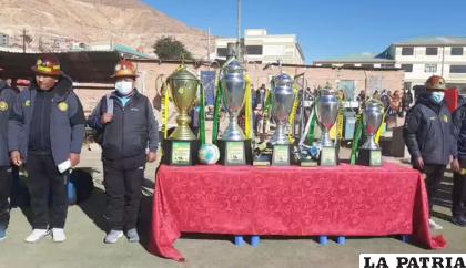 Los mejores equipos del certamen se llevaron hermosos trofeos /LA PATRIA