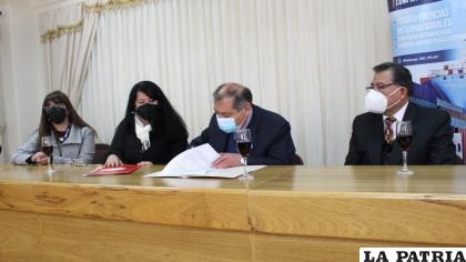 Momento de la firma del convenio/LA PATRIA