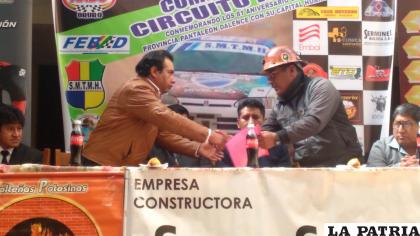 Entrega de la convocatoria a la dirigencia del distrito minero 
/LA PATRIA
