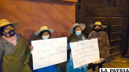 Varias personas exigieron justicia en medio del desarrollo de la audiencia /LA PATRIA
