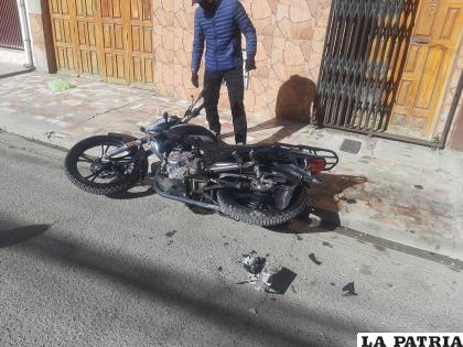 Un motociclista fue impactado una cuadra antes del impacto al vehículo /LA PATRIA
