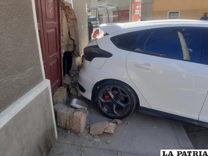 El motorizado colisionado dio una vuelta y chocó contra la vivienda /LA PATRIA