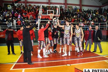 Los jugadores de Saracho agradecieron el apoyo de su hinchada /LA PATRIA