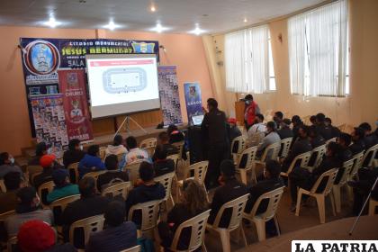 La capacitación estuvo a cargo del árbitro mundialista Gery Vargas /LA PATRIA