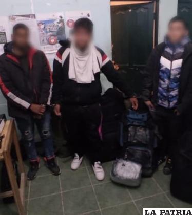 Los tres venezolanos fueron aprehendidos por efectivos del “verde olivo” /Comando de la Policía Oruro
