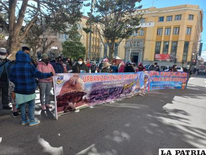 Ayer se movilizaron en puertas de la alcaldía /LA PATRIA