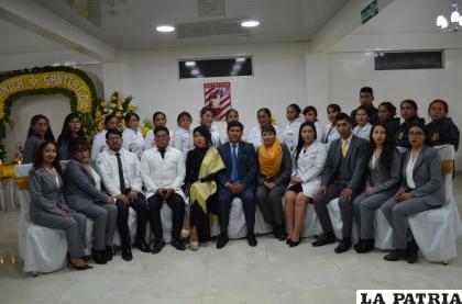 Personal médico y administrativo de la Clínica Santiago /LA PATRIA