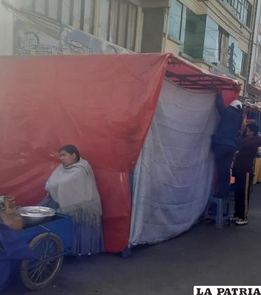 Anaqueles armados en la 6 de Agosto /GENTILEZA