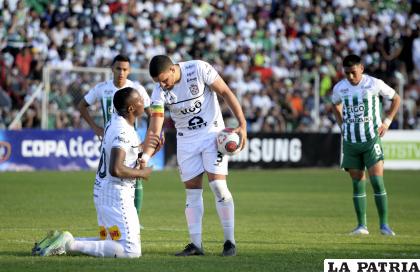 Jugadores de Real Santa Cruz celebran el triunfo ante Oriente Petrolero /APG