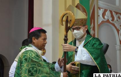 El monseñor Leigue, luego de recibir la imposición del palio arzobispal /CAMPANAS