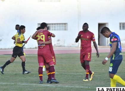 Jugadores de CDT Real Oruro celebran el triunfo ante Shalon /Emilio Castillo