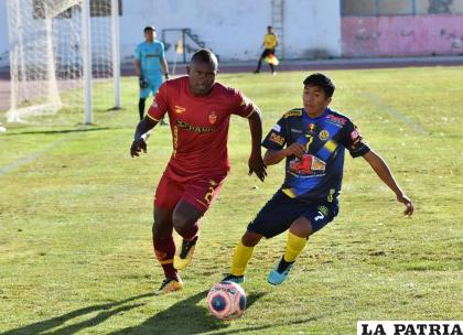 Víctor Chila y Erick Tito intentan dominar el balón /Emilio Castillo