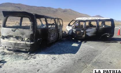 Ambos vehículos se incendiaron tras la colisión frontal /LA PATRIA
