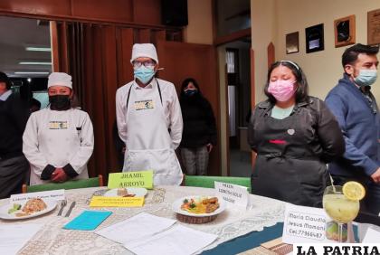Jóvenes gastrónomos con el delantal de “Emprendamos Juntos” /LA PATRIA 
