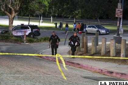 Agentes de policía dejan el lugar de un tiroteo en el parque Peck /AP