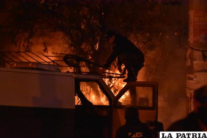 Un funcionario policial en su intento de asumir acciones para ayudar a controlar el fuego /APG
