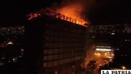 El incendio de magnitud se registró en la sede de Gobierno /APG
