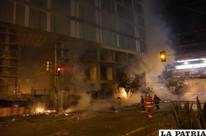 Los escombros con fuego cayeron desde el piso 13 /APG
