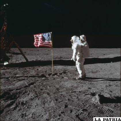 El 20 de julio de 1969, el astronauta Buzz Aldrin Jr. posa al lado de una bandera estadounidense en la superficie de la Luna durante la misión del Apolo 11. /Neil Armstrong /NASA vía AP, Archivo