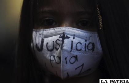 Una niña usa una máscara con la frase “Justicia para Luz” /Foto AP/Marco Ugarte